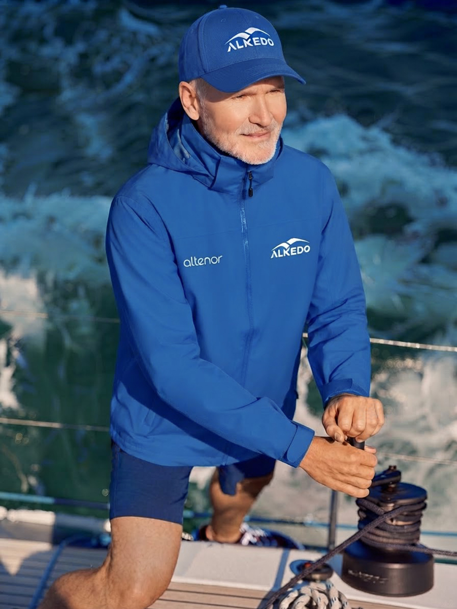 Alkedo Sailing Team: giacca e cappello dell’abbigliamento tecnico